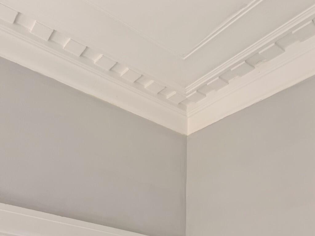 Bed 1 cornice