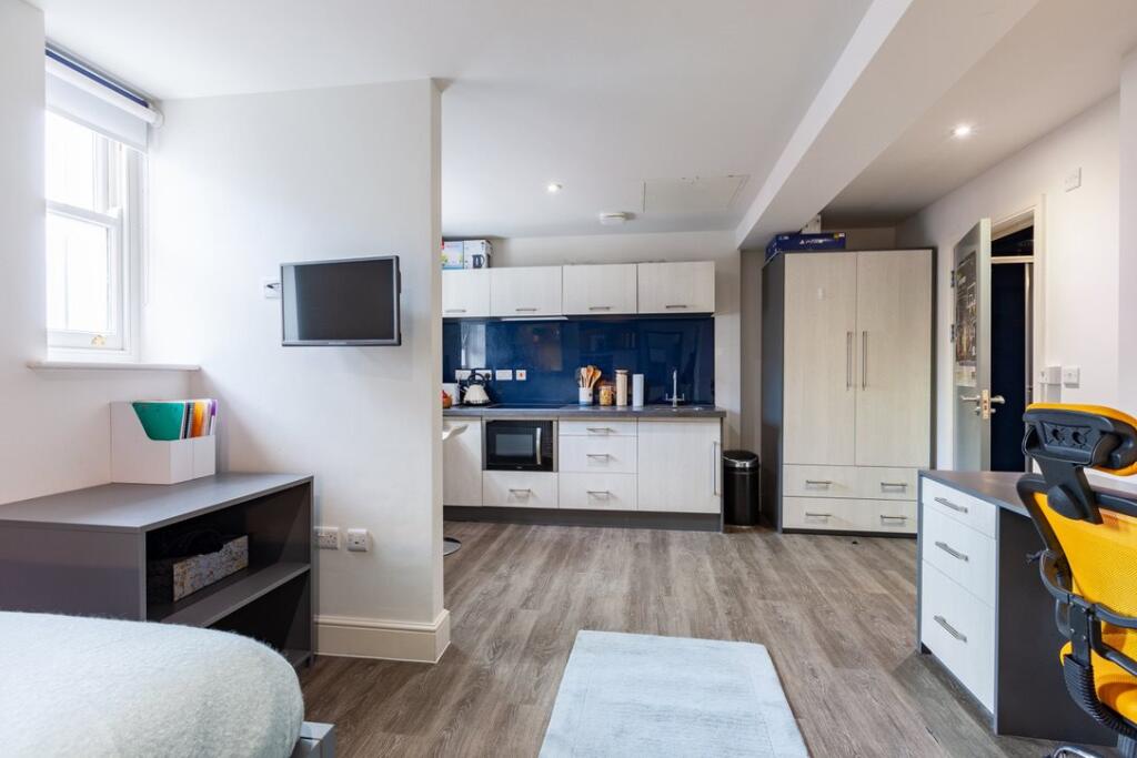 65728F51-4EA8-4B40-A