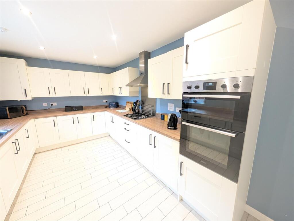 Kitchen Area B.jpg