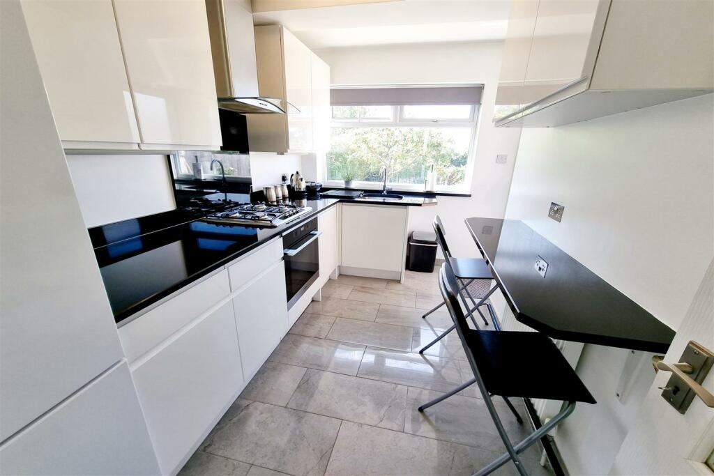 LUXURY FITTED KITCHEN: