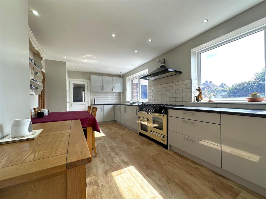 Spacious Modern Kitchen 411