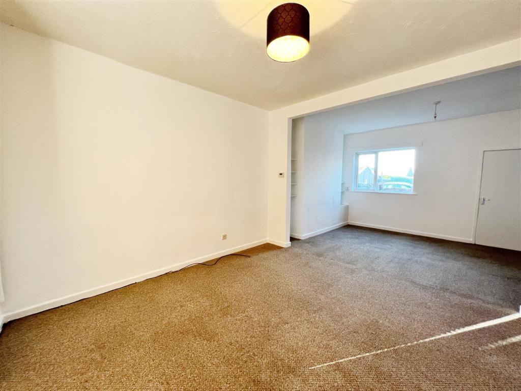 LOUNGE / DINING AREA