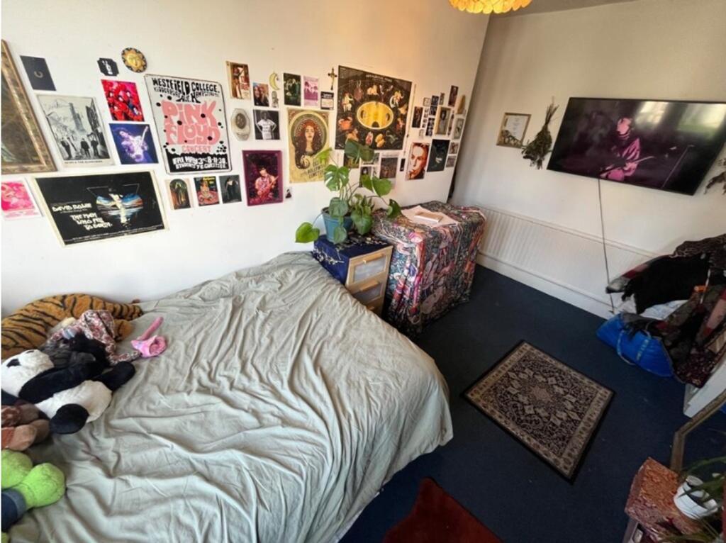A vibrant and inviting double bedroom with uniq...