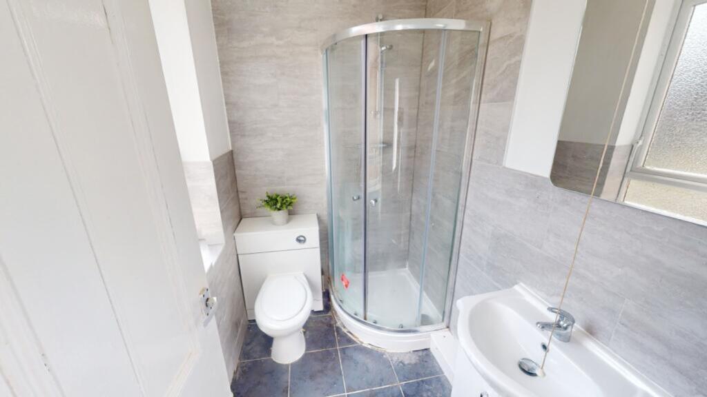 A spacious and well-maintained large bathroom f...