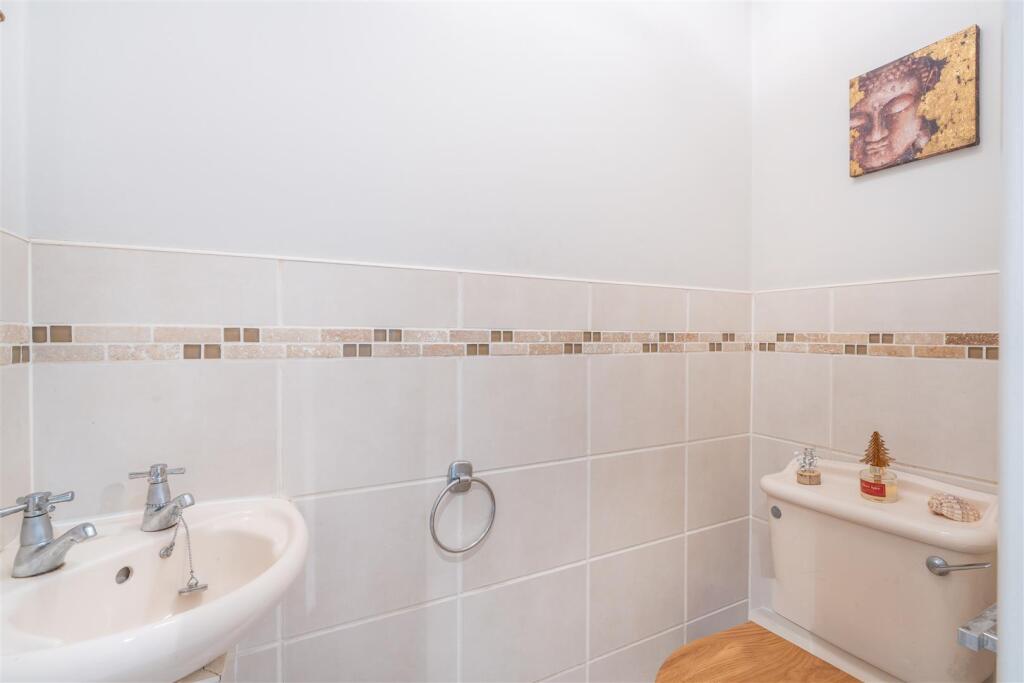 5 Abbots Mere Close-23.jpg