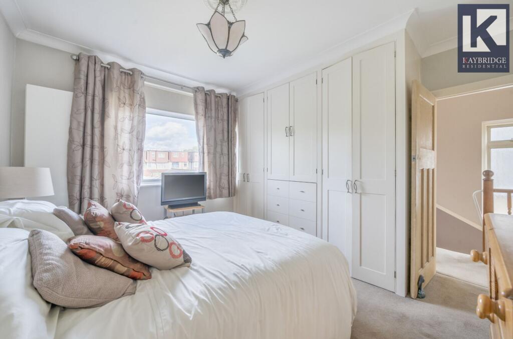 Stoneleigh Avenue, Worcester Park - KT4 8XY