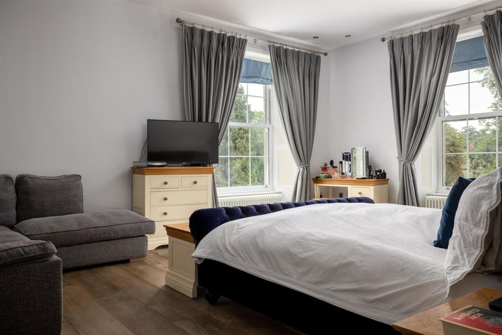 44 - Querns House - GL7 1RL - Web.jpg