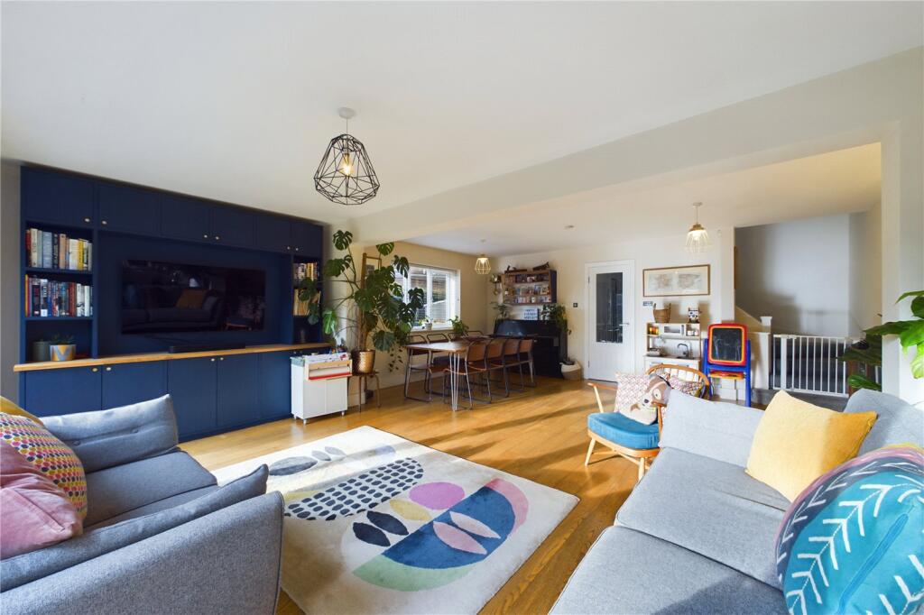 Lounge/Dining