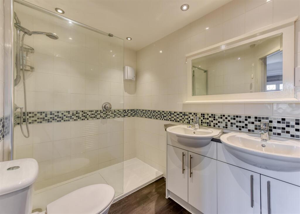 20 Suckling Green Lane-bed1 ensuite.jpg