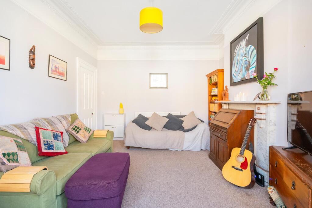 3B9RKE - Living Room A.jpg