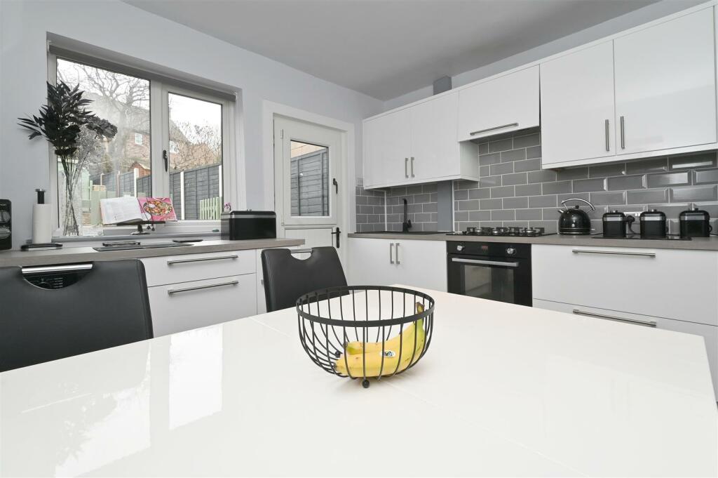 Dining table towards garden.jpg