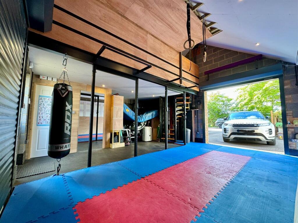 DOUBLE GARAGE (GYM)