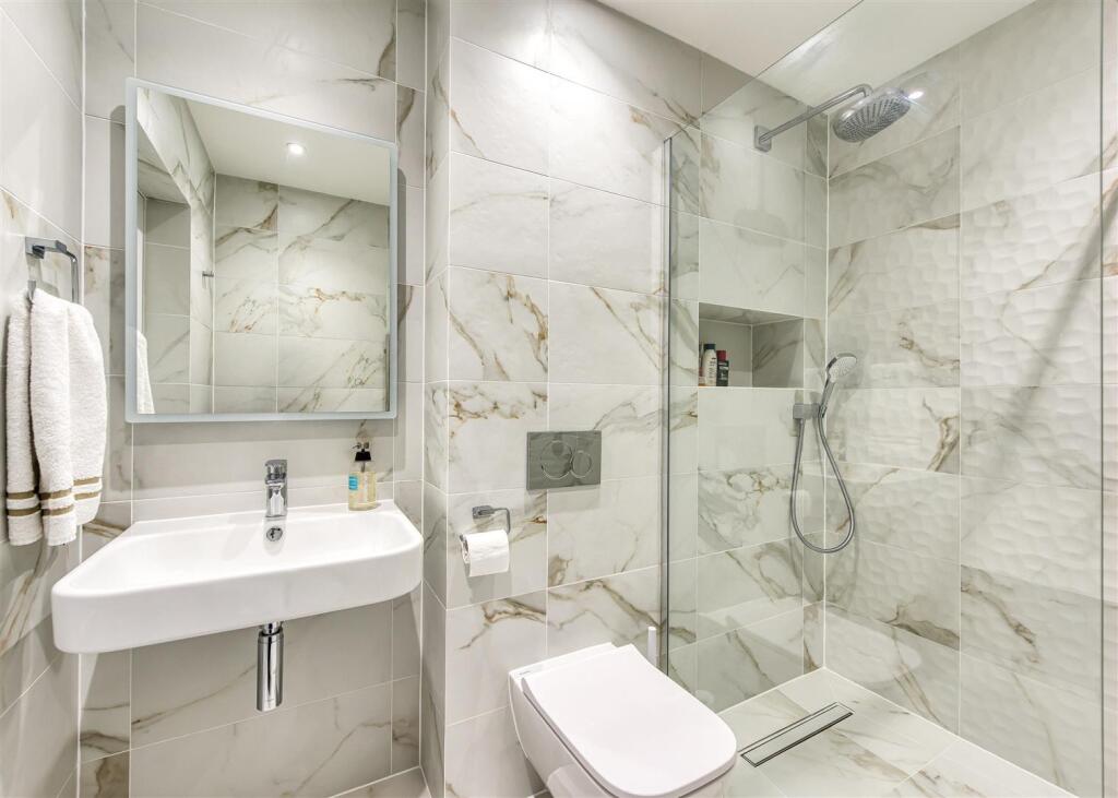 14 Wergs Hall Road-bed3 ensuite.jpg