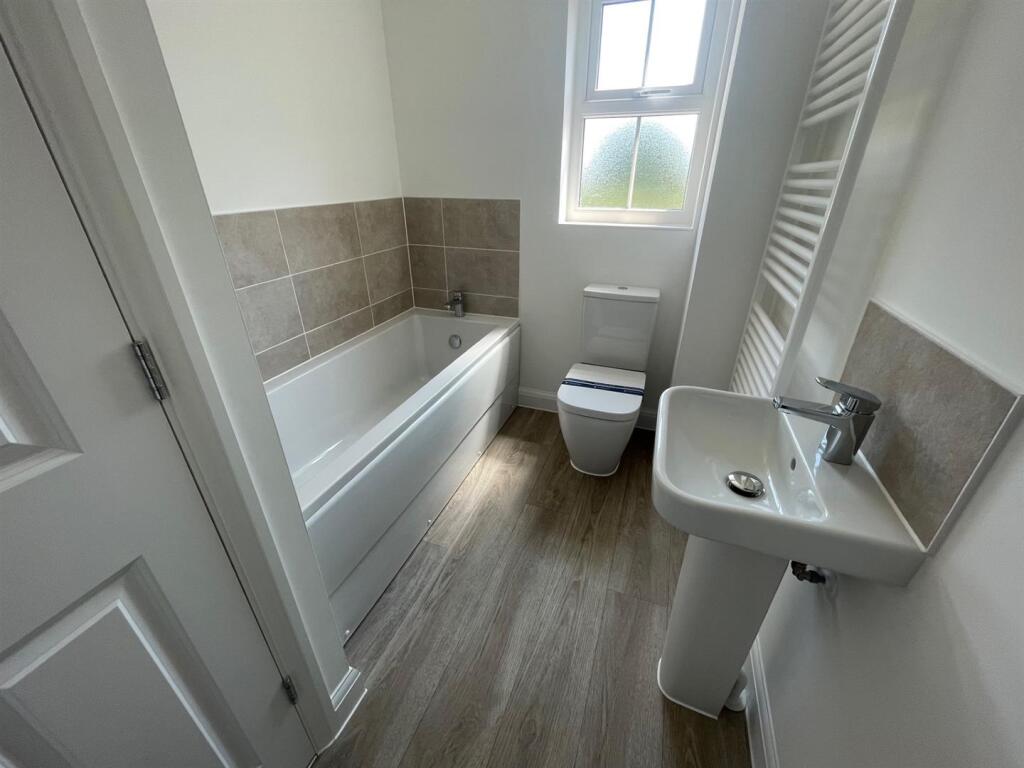 Main Bathroom.jpg