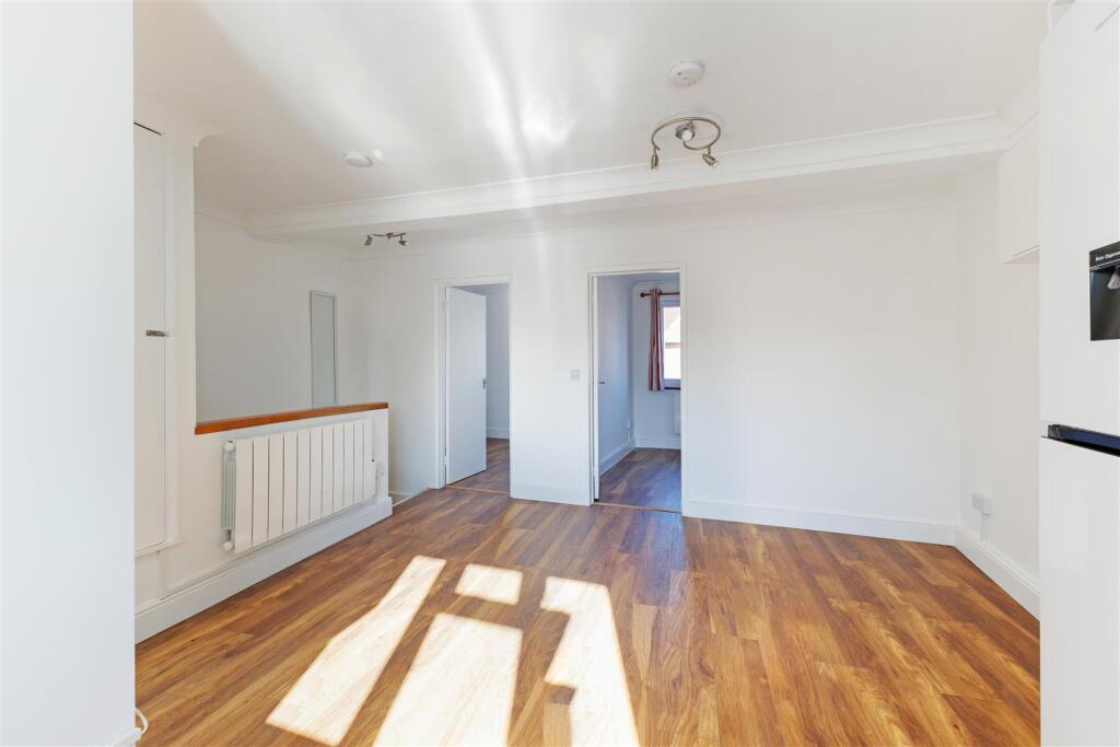 85374_Flat 2 18A High Street  (6).jpg
