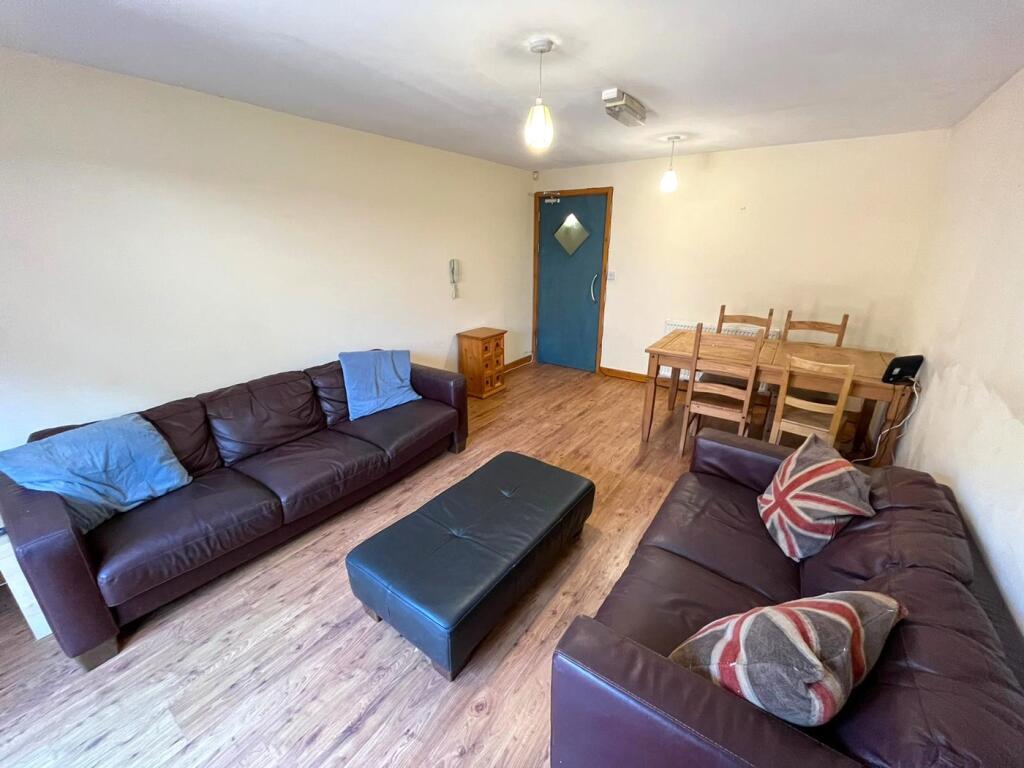 A spacious and inviting large modern living roo...