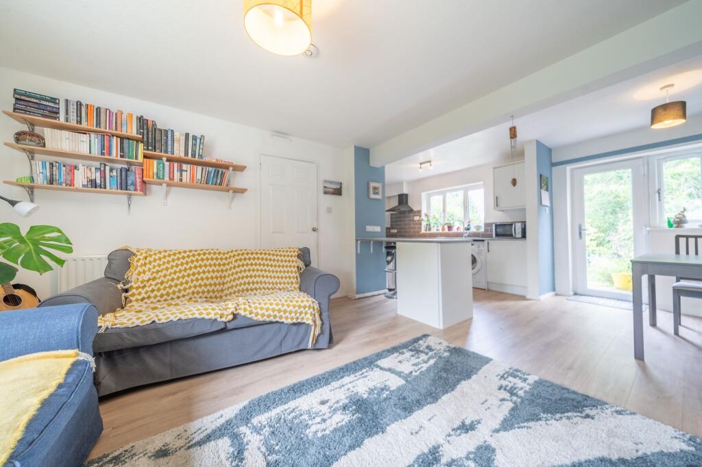 OPEN PLAN LIVING AREA