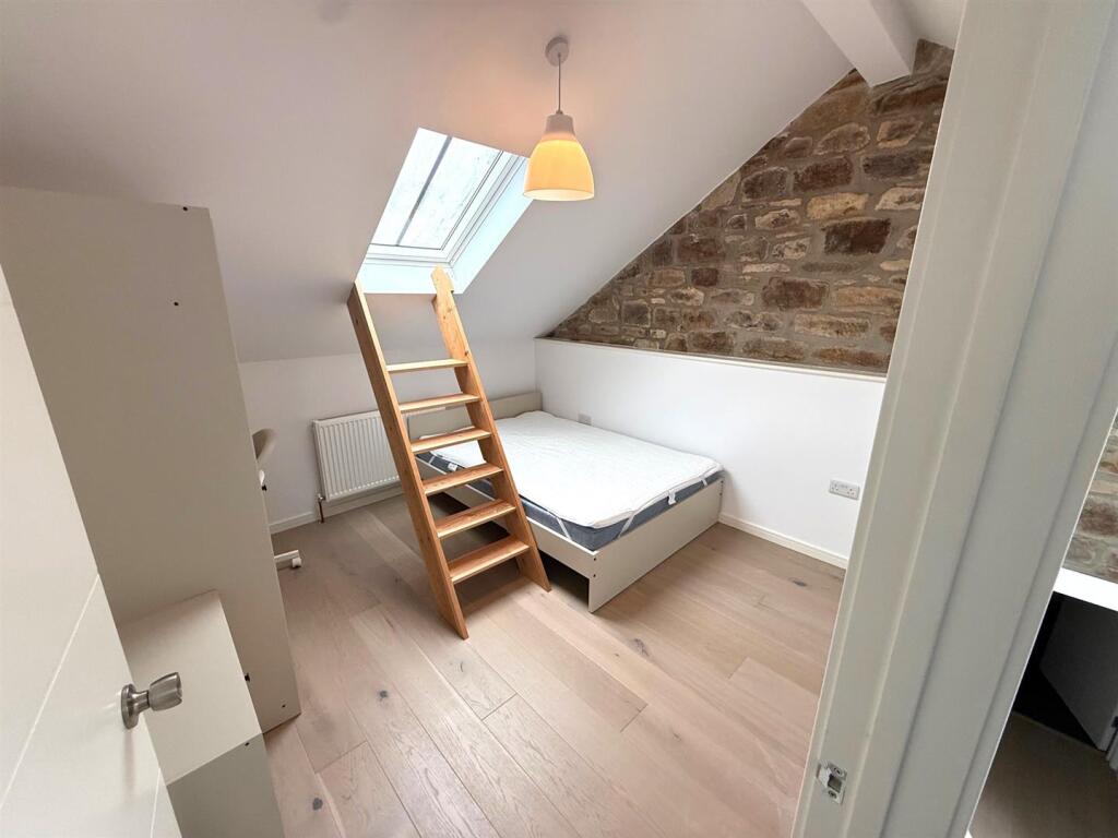 Coach House Bed 1.jpg
