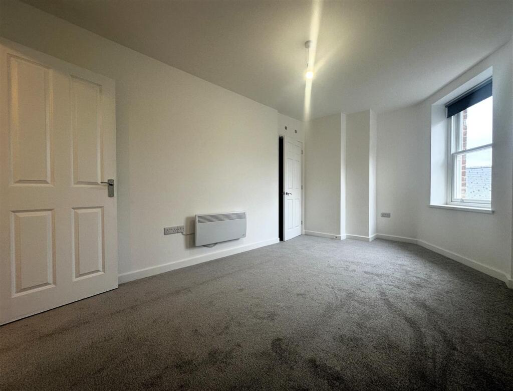 Bedroom 1 III.jpg