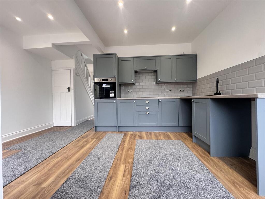 Open plan kitchen / dining