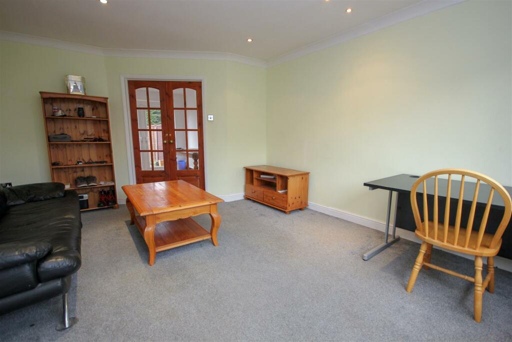 Lounge 1.jpg