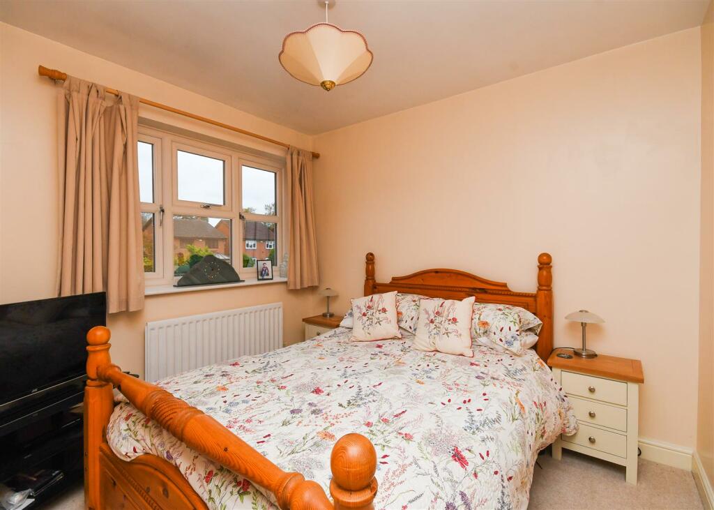 41 Penleigh Gardens - Bedroom 2.jpg