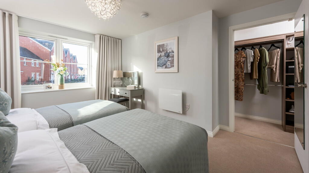 MASTER BEDROOM &amp; WALK IN WARDROBE