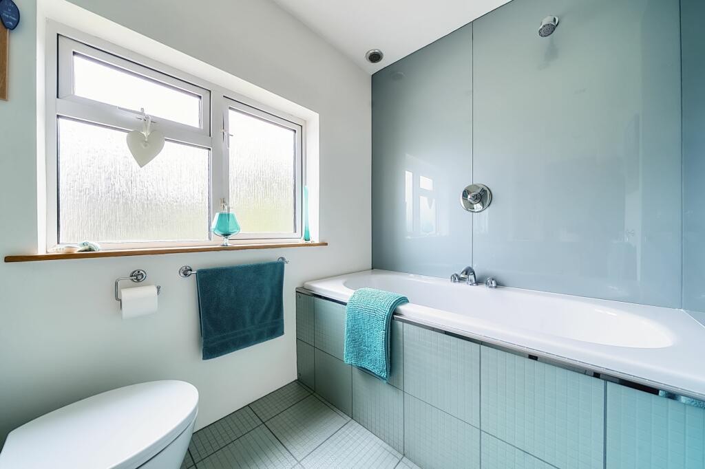 Bathroom W.C (1)