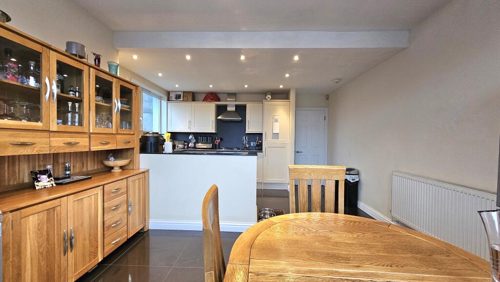 Kitchen / dining room