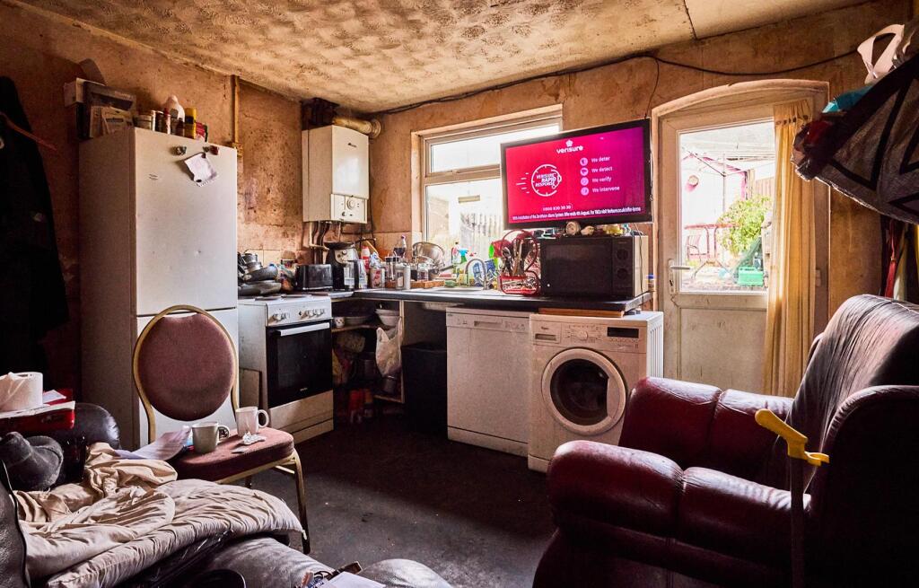 LOUNGE TO FRONT