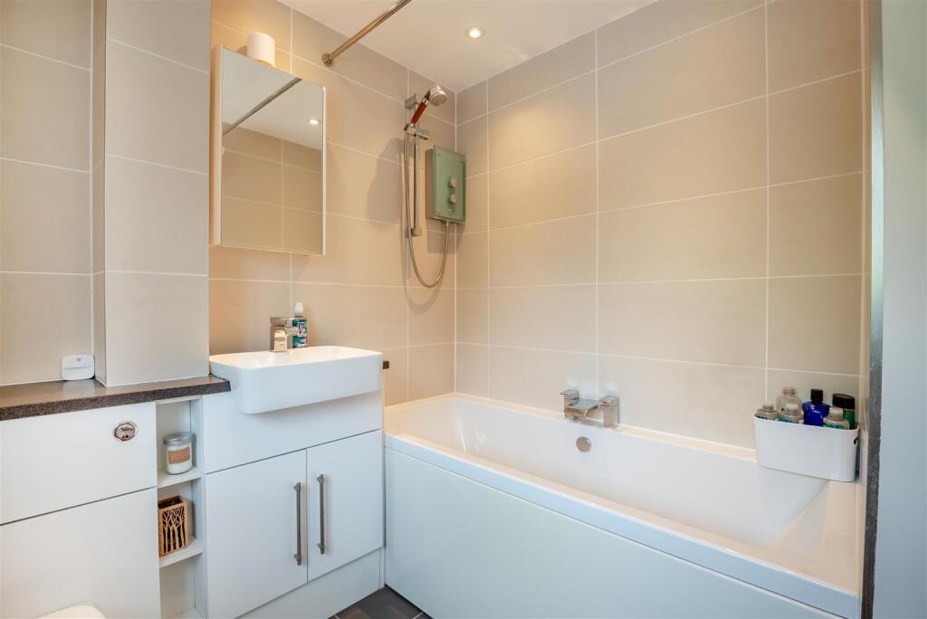 Family Bathroom 1.jpg