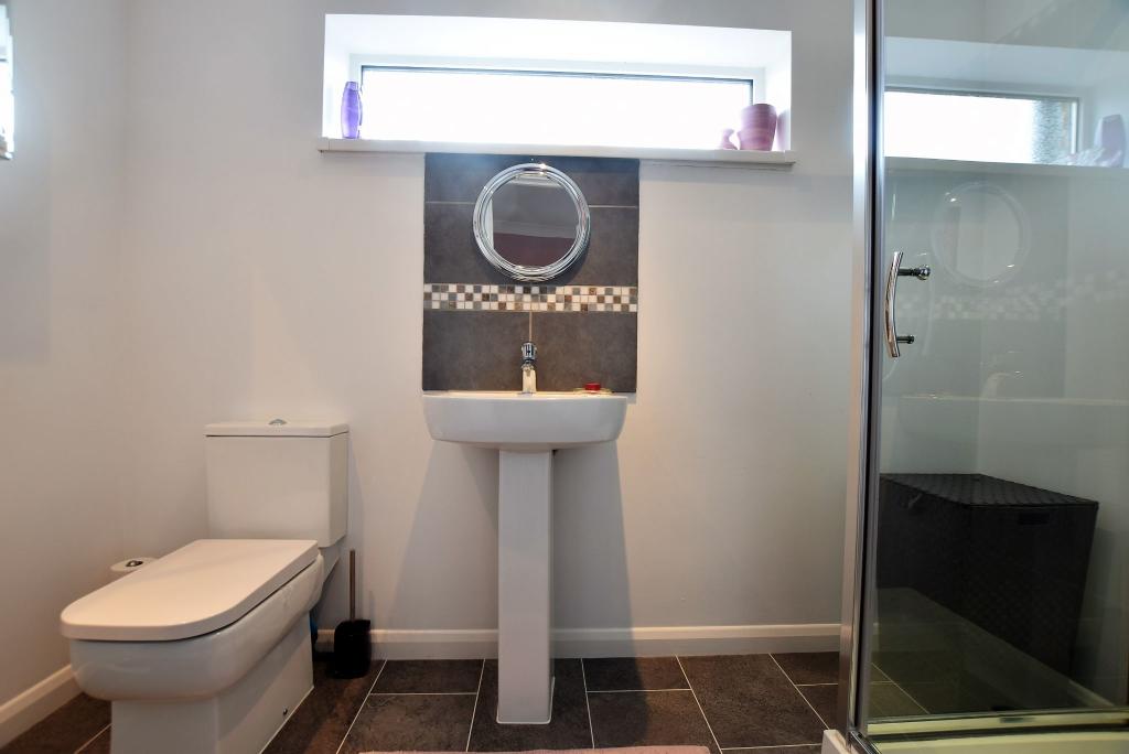 EN SUITE SHOWER ROOM