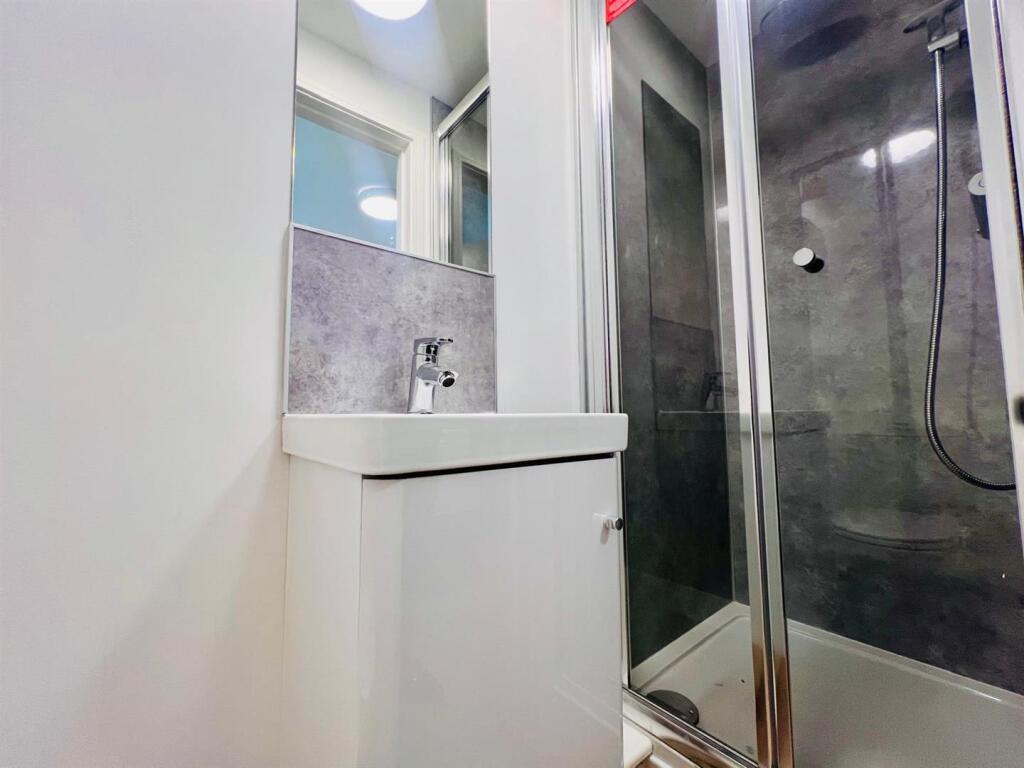 Room 4 ensuite1.jpeg