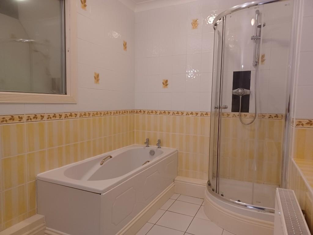 En-suite to Bed 1