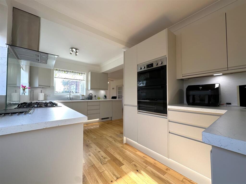 Contemporary Kitchen 816
