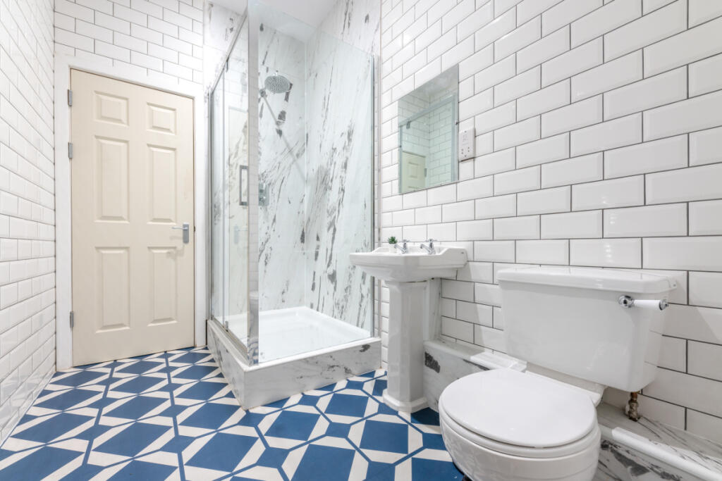 Flat 1, 122 Walter Road Bathroom 3