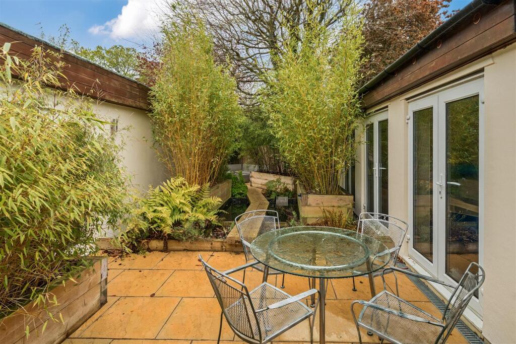 12 Bricketts lane. Flore