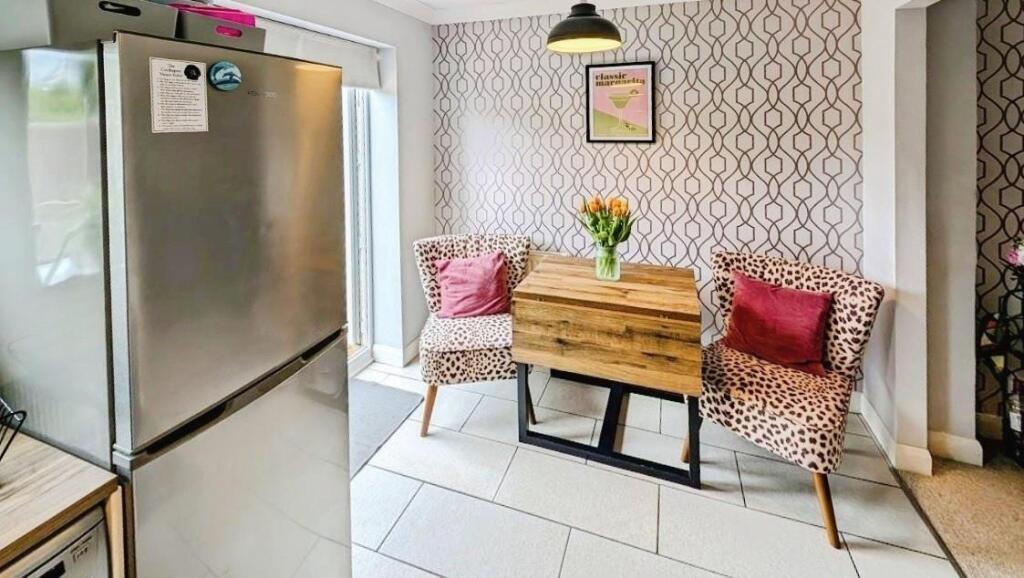 44 Coopers Drive dining b.jpg