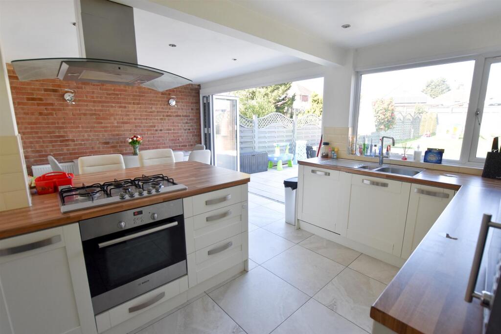 KITCHEN/DINER/FAMILY AREA