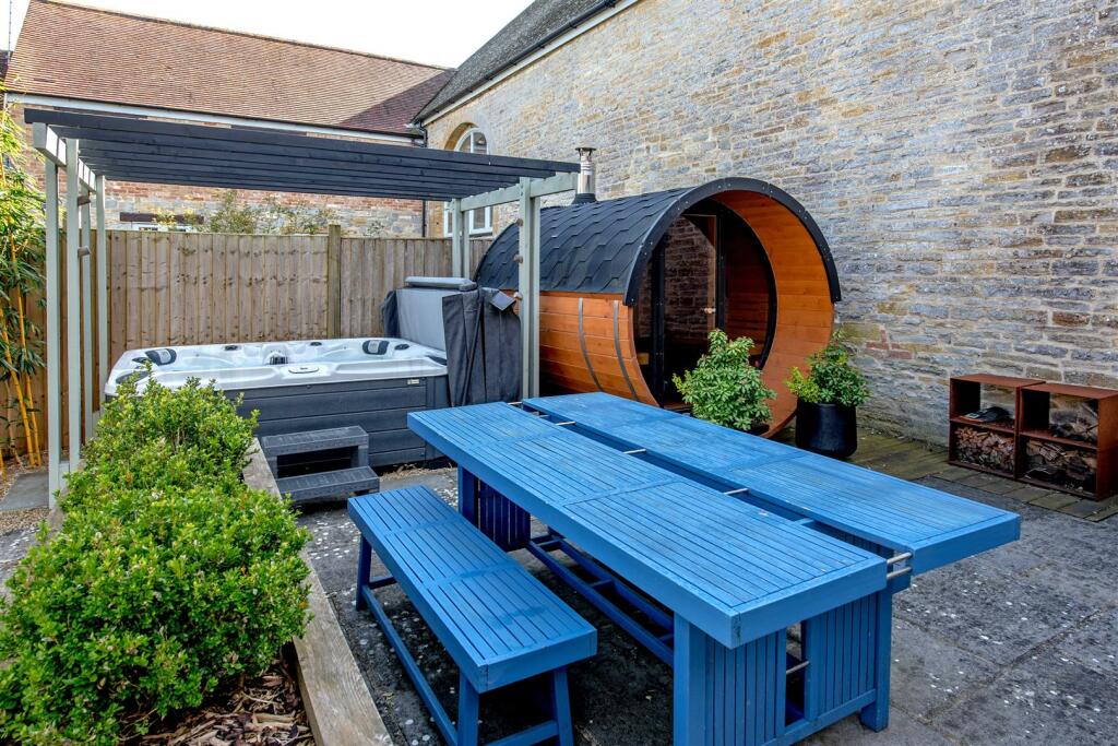 Hot Tub and Al Fresco Dining
