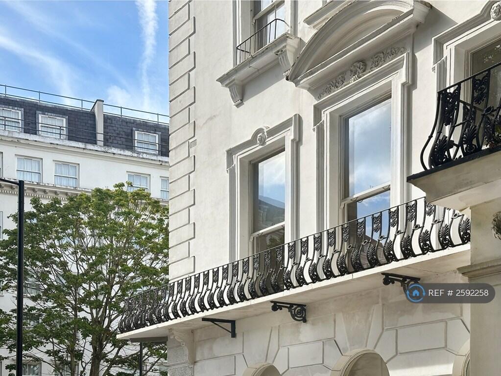 Facade Lion Features