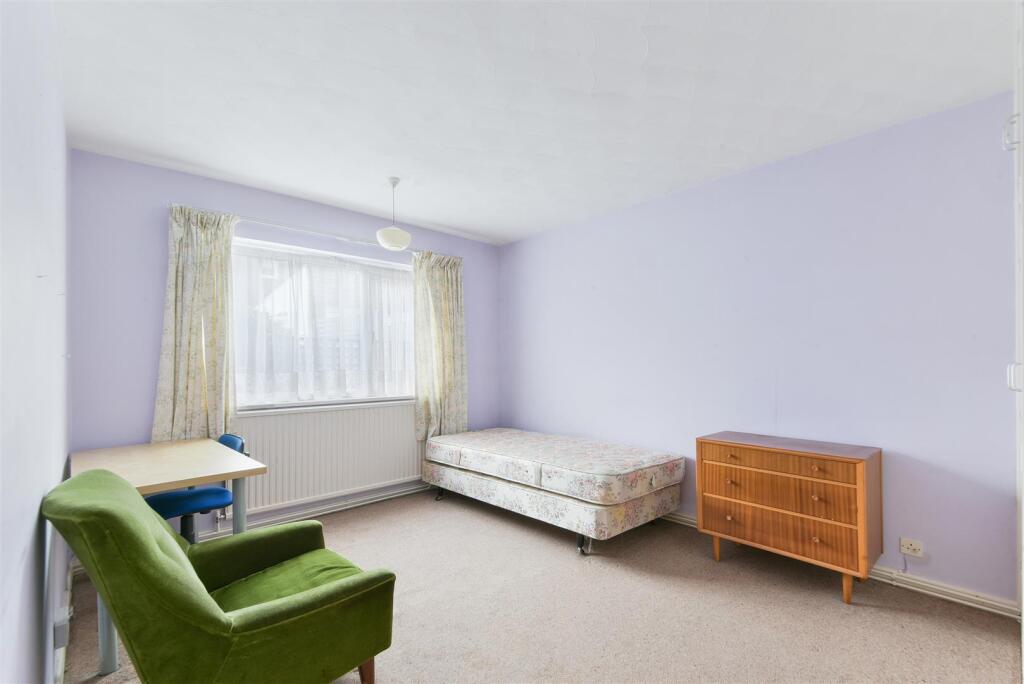 COURTLANDS CRESENT,37- (6).jpg