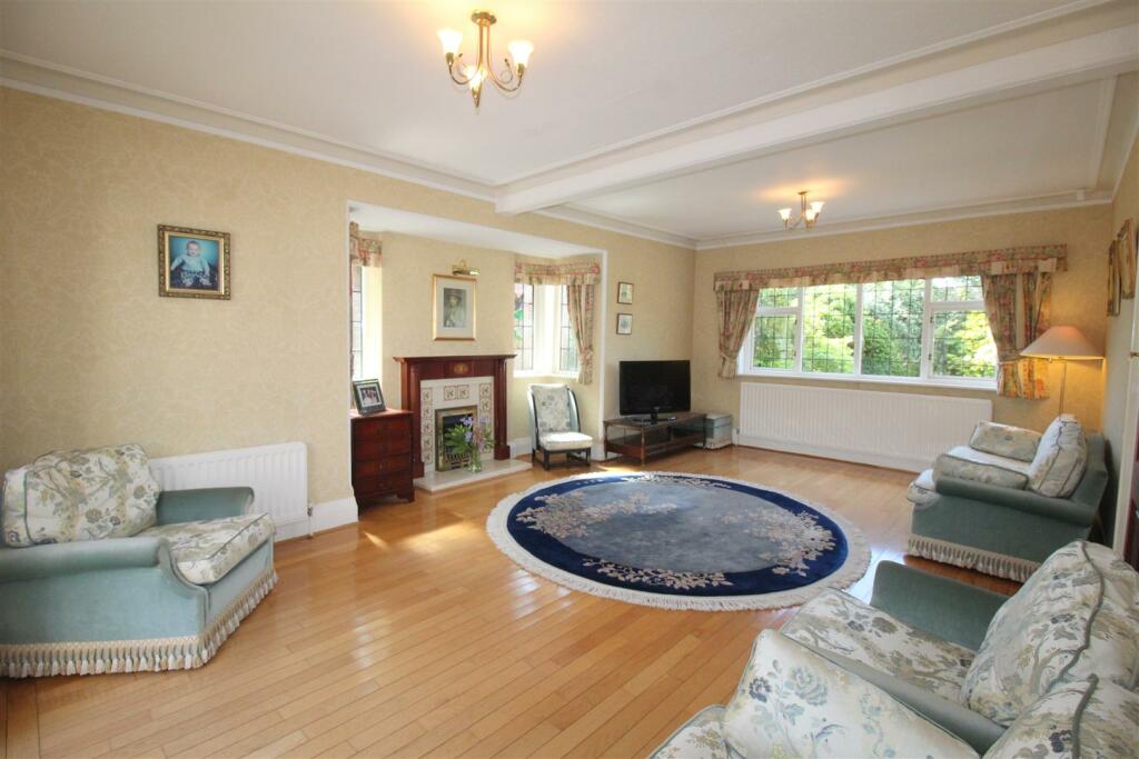 St Annes Road East, 202, 2nd recep room.JPG