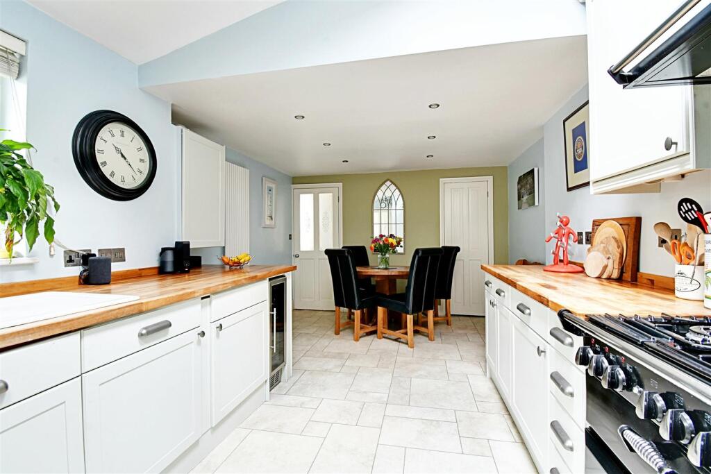 Kitchen 1.jpg