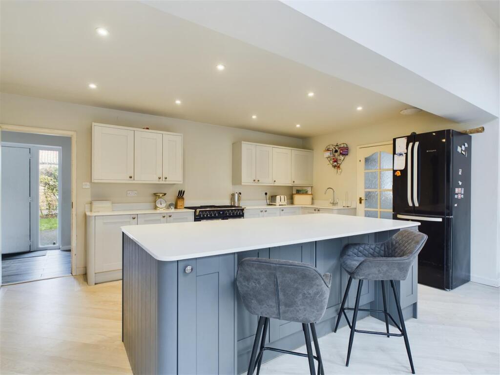 OPEN PLAN KITCHEN/ DINING ROOM