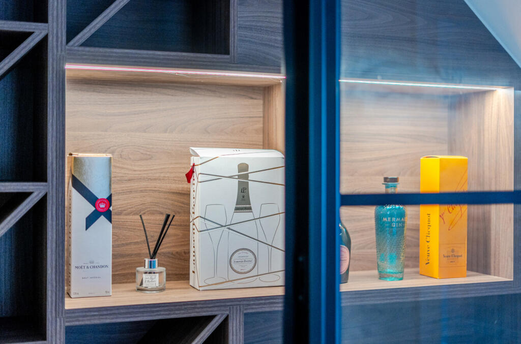 1371712-24-68f8a7...