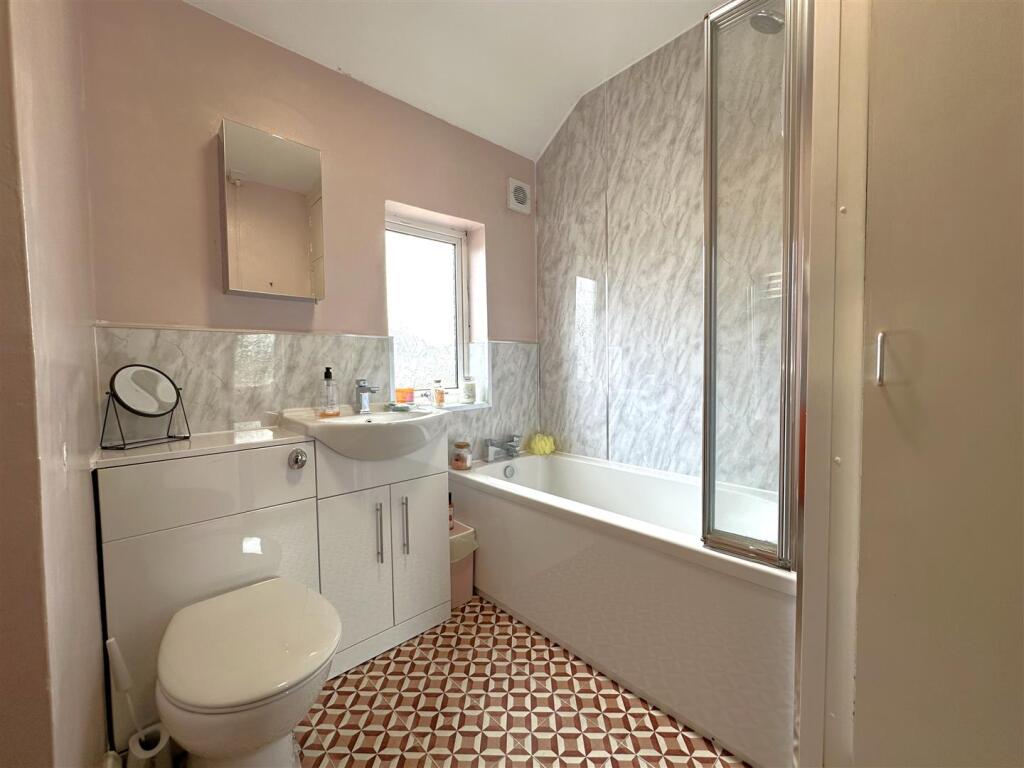 Modern Family Bathroom 869