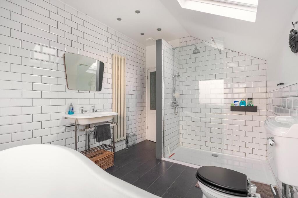 6S2AAD - Bathroom A.jpg