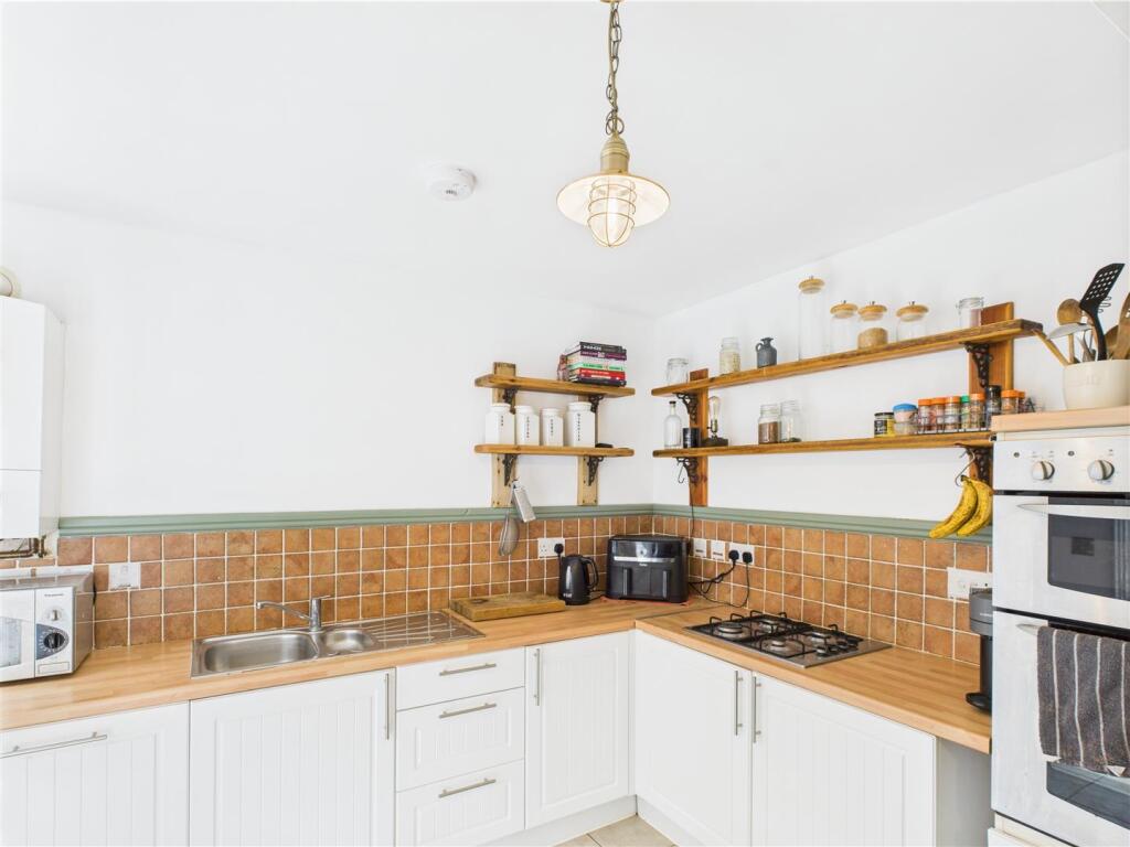 KITCHEN/DINING