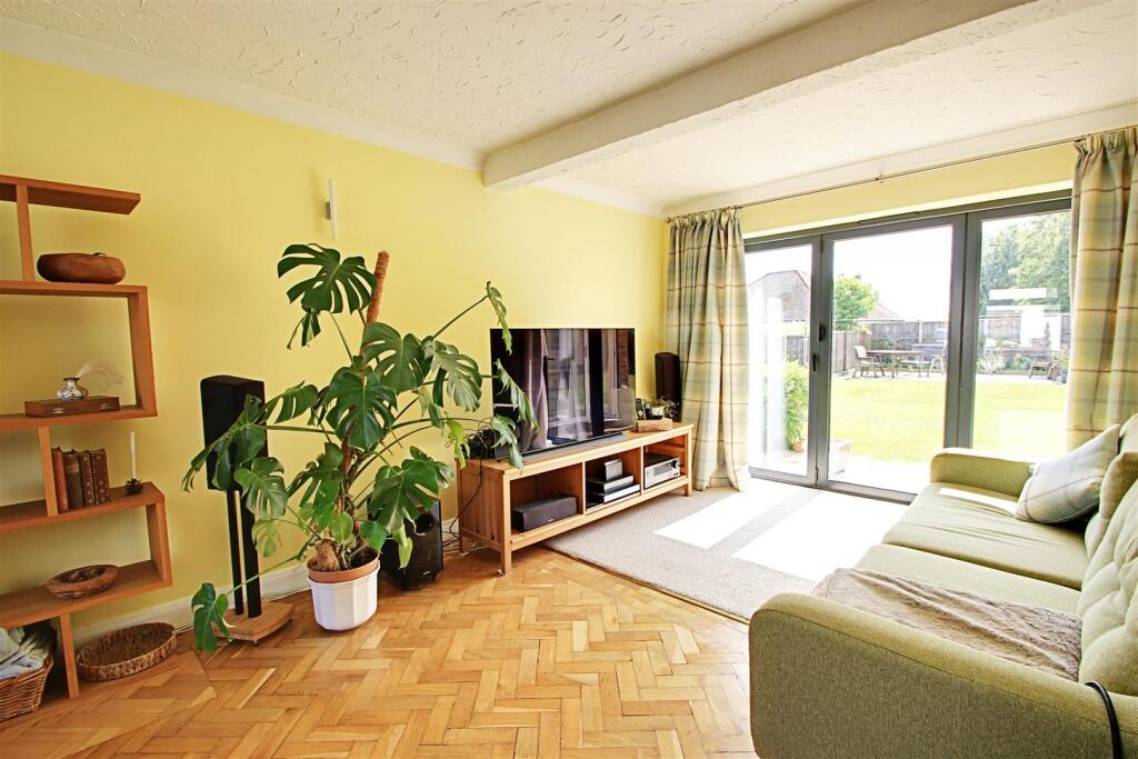 Living Room (1).jpg
